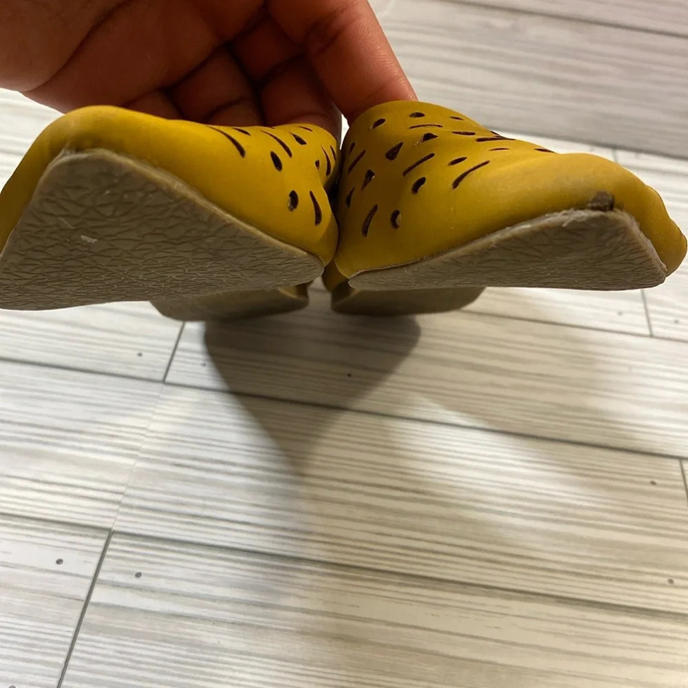 Madden Girl Mustard Sz 7 Flats - Picture 2 of 9